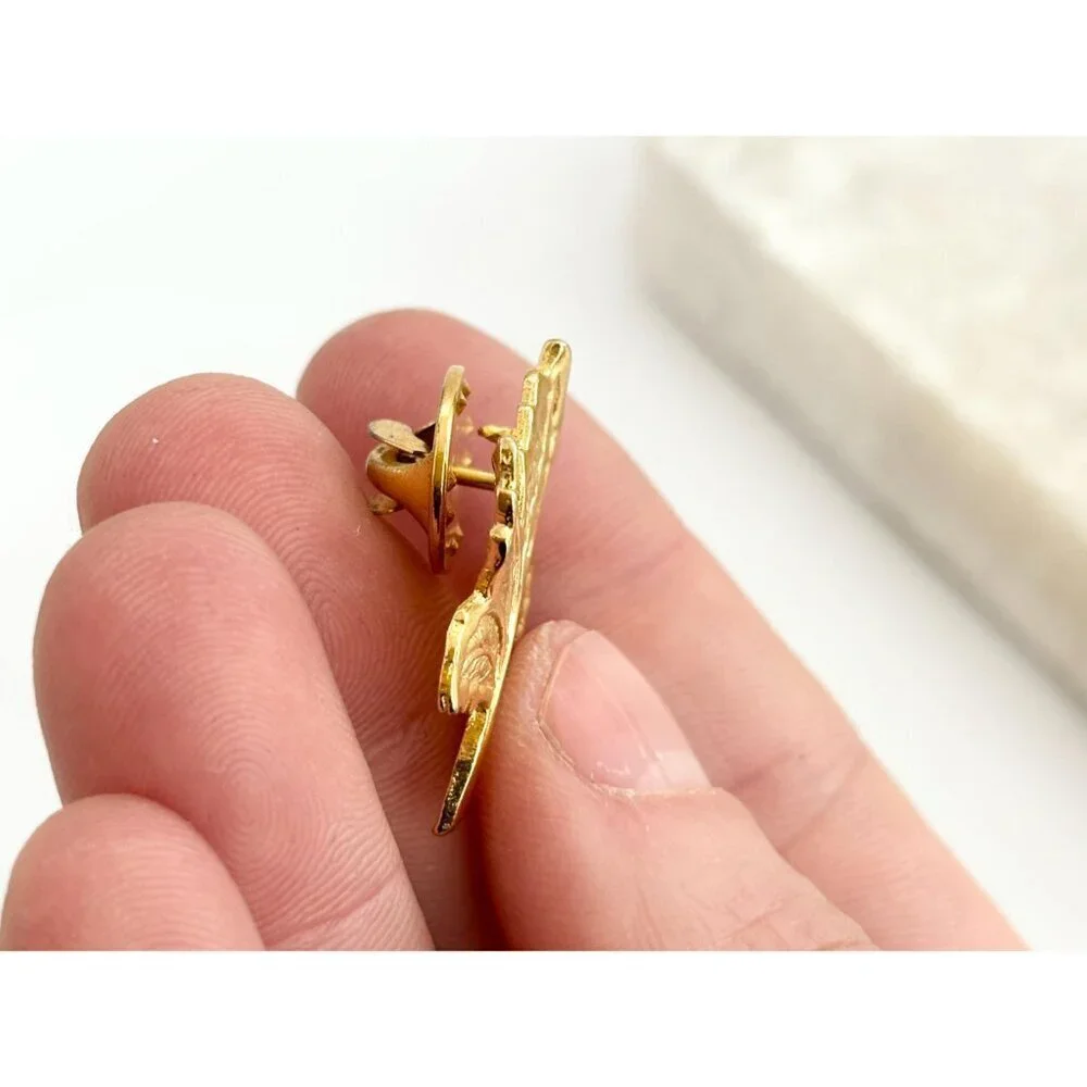 Leaf Shaped Textured Gold Toned Vintage Cute Costume Jewelry Brooch | Lapel Pin